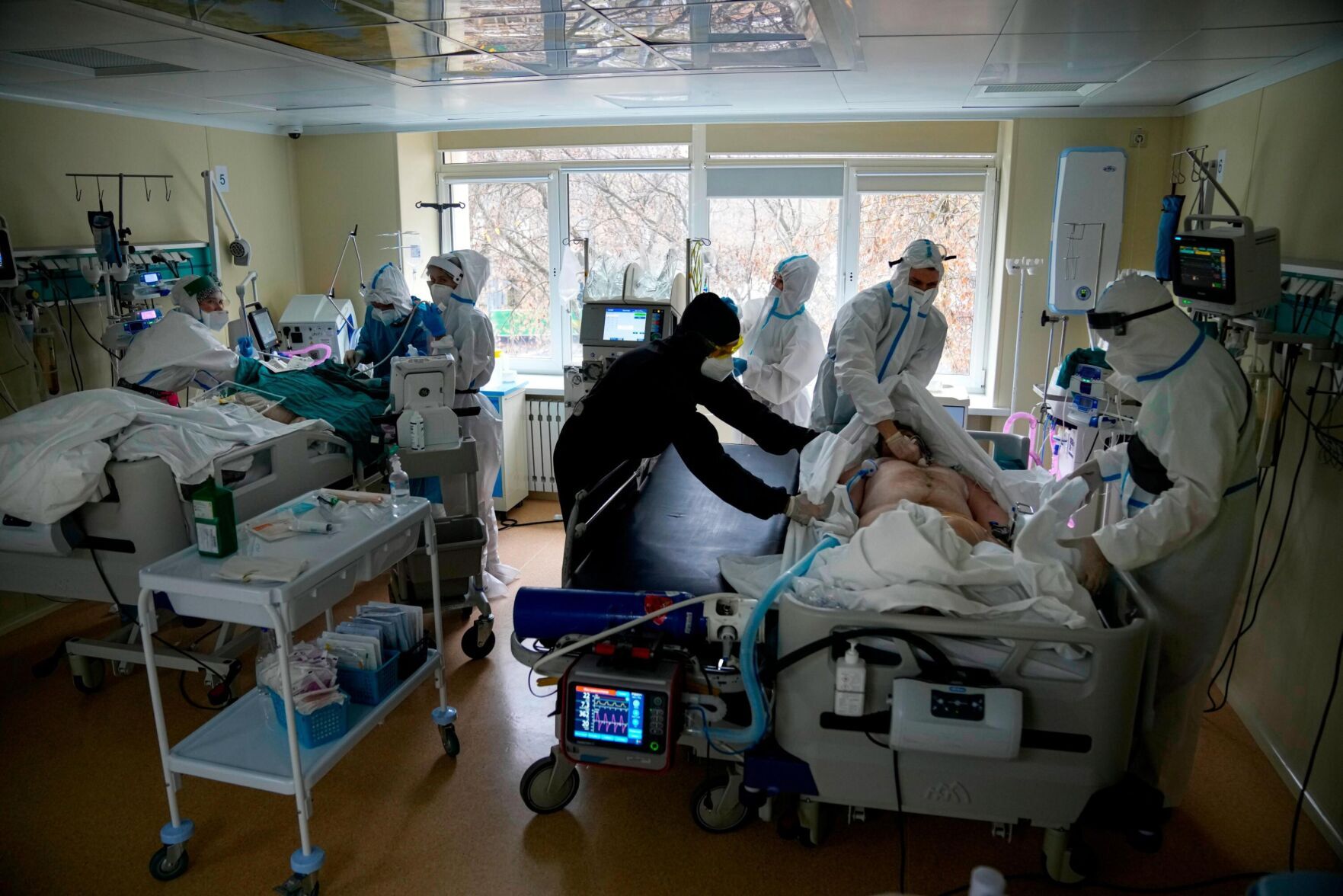 Moscow orders unvaccinated over-60s to stay home for 4 months as Russia's Covid-19 crisis deepens